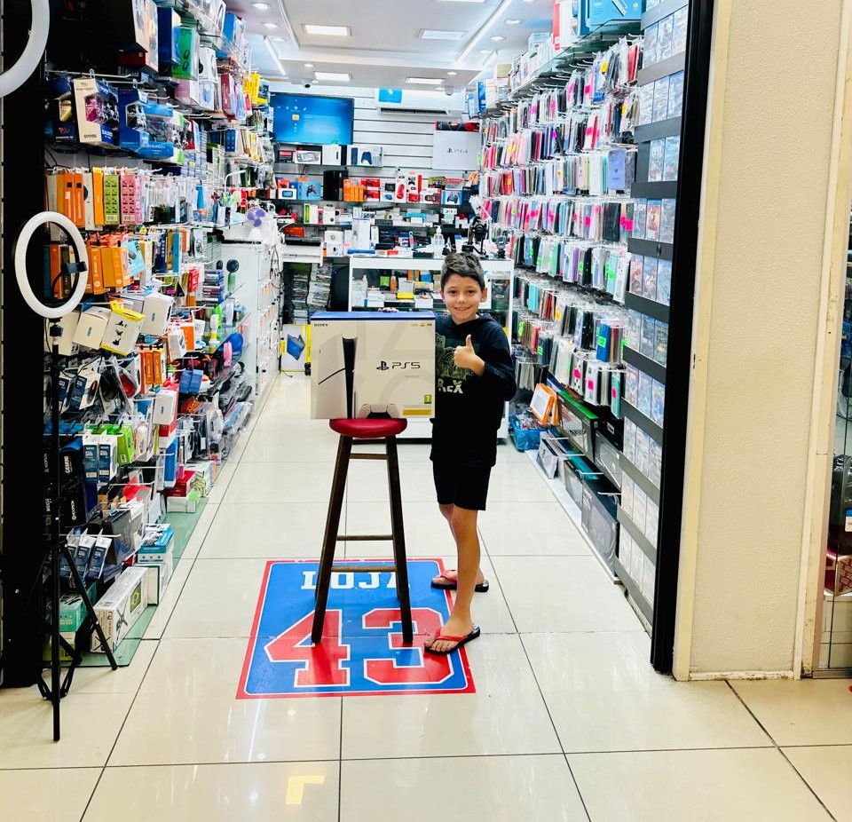 Agradecemos a preferência e confiança!<br />
Mais um cliente satisfeito adquirindo seu PlayStation 5 aqui na Loja 43.<br />
Vem adquirir seu game com a gente. Estamos a mais de 30 anos no ramo de games.<br />
<br />
Loja 43 Games e Eletrônicos<br />
Rua Sinimbu, 2321, Loja 43<br />
Camelódromo de Caxias do Sul<br />
